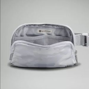 Lululemon Everywhere Belt Bag in camo starlight